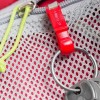Mochila infantil Jet 18 Osprey - clip para chaveiro dentro da bolsa