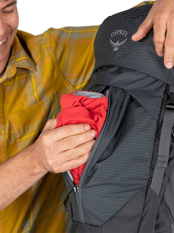 Stratos/Sirrus Osprey backpack: zipped front pocket to house a windbreaker