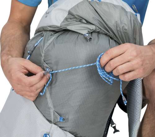 Le sac dispose de deux attaches de compression lat&eacute;rales amovibles